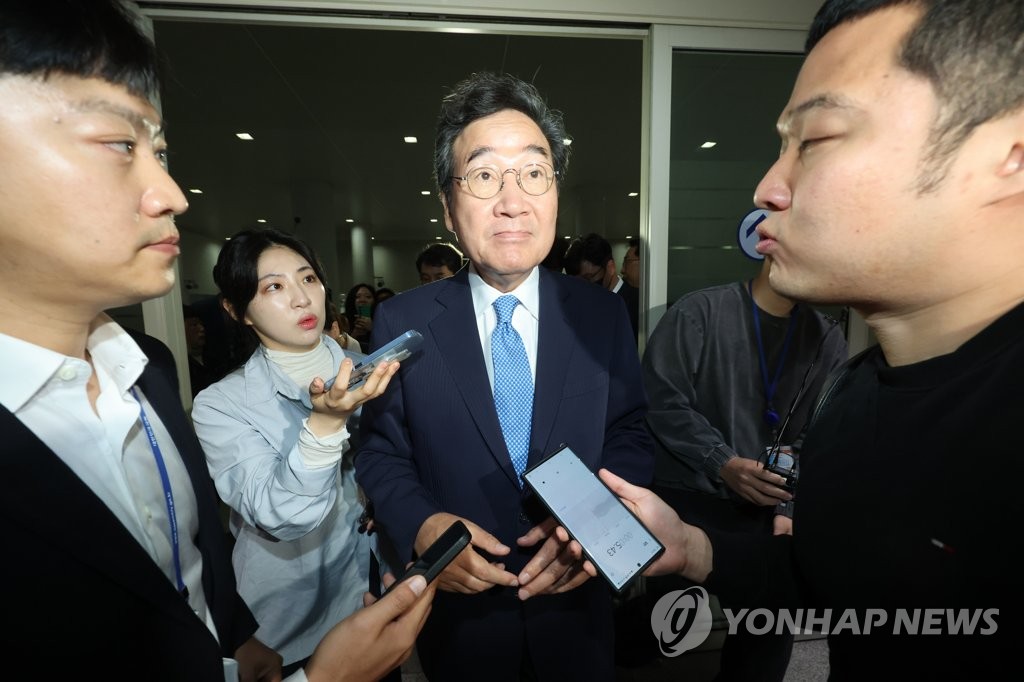 이낙연, 장인상 마치고 열흘 만에 미국 출국…현안엔 묵묵부답