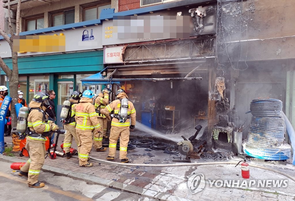 전북 익산시 공구상점에서 화재…불 끄려던 업주 부상