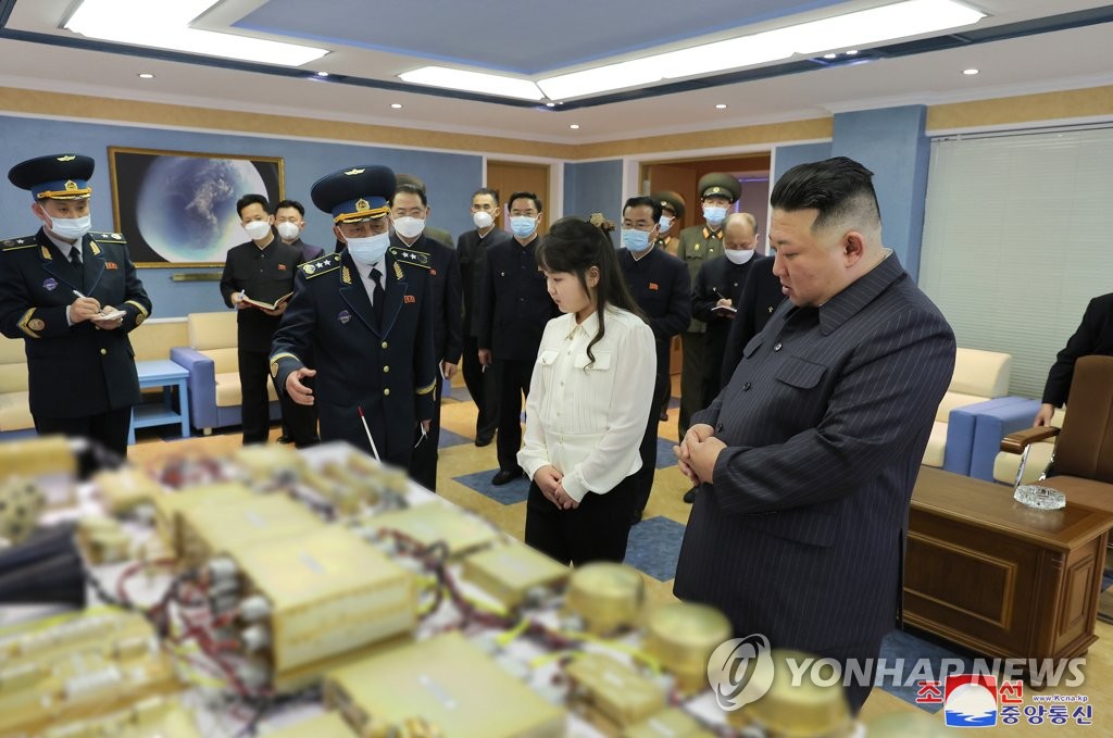 윤곽 드러낸 북 정찰위성 1호기…육각기둥, 최소 300㎏이상 추정(종합)