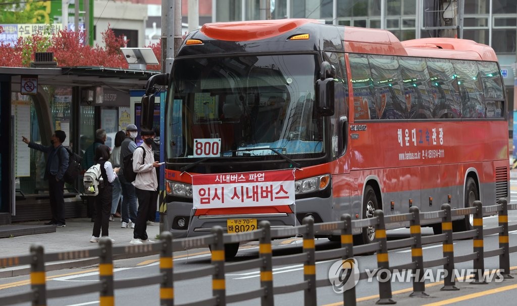 창원 버스 파업 이틀째도 불편 불가피…대체 버스 여전히 부족