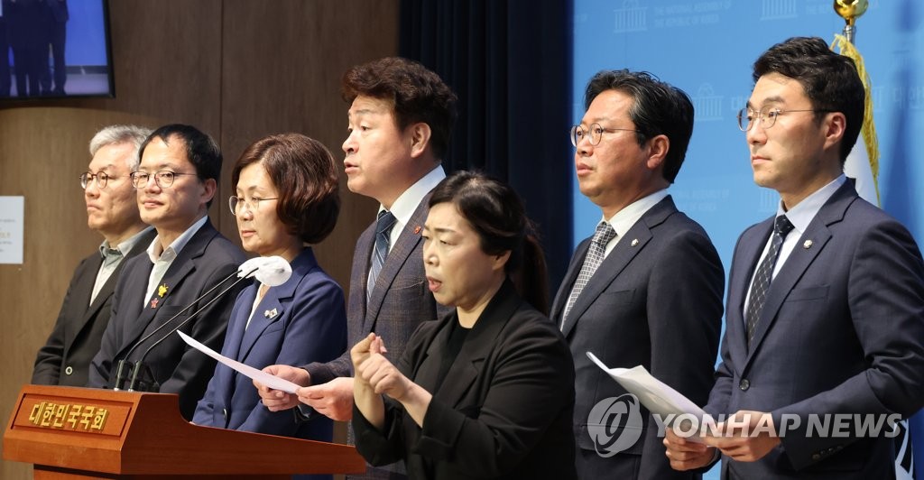 與, '野 직회부 방송법' 소위서 논의…野 "늑장심사 생떼"