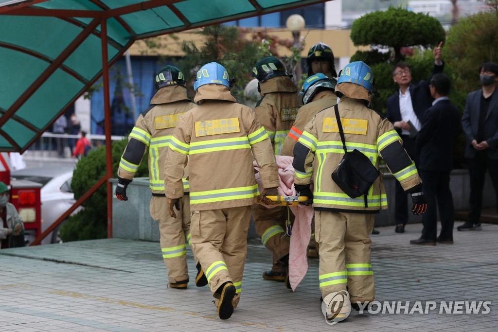 "환자들 이불로 싸매서 탈출시켜"…긴박했던 요양병원 화재 상황