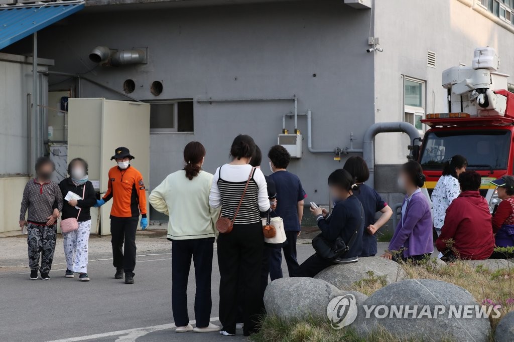 "이불로 싸매서 환자들 탈출시켜"…긴박했던 요양병원 화재(종합)