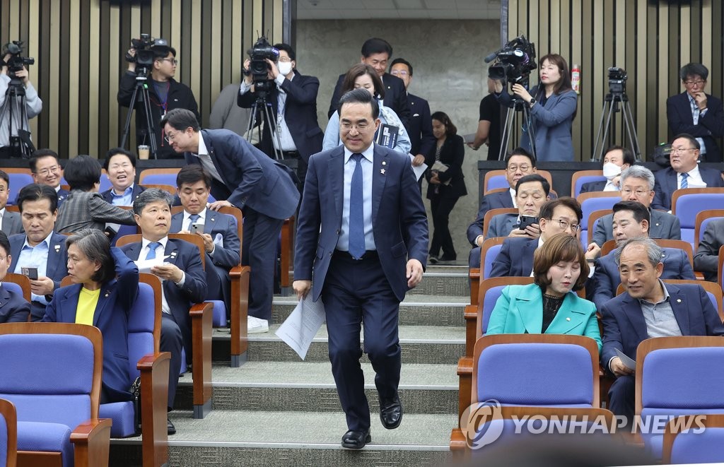 민주, 의총서 '宋 즉시귀국' 총의…'돈봉투' 대국민 사과 결의도