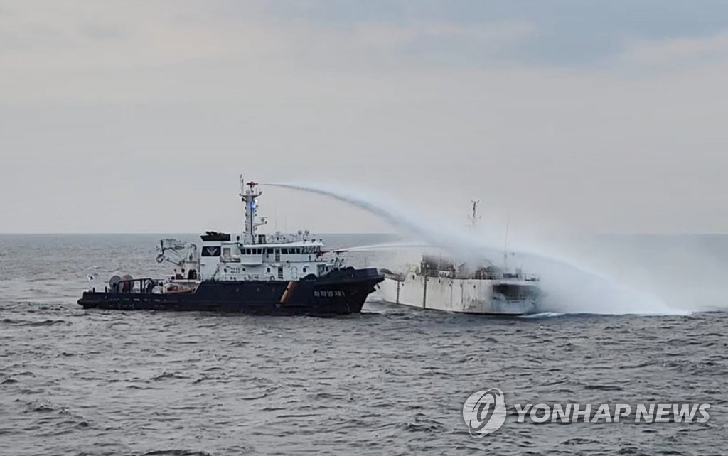 러시아 어선 해상 진화 난항…부두로 끌고 와 실종자 수색