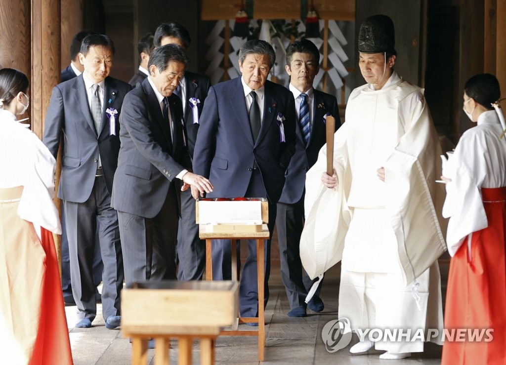 日 기시다, 'A급전범 합사' 야스쿠니 신사에 공물 봉납(종합)