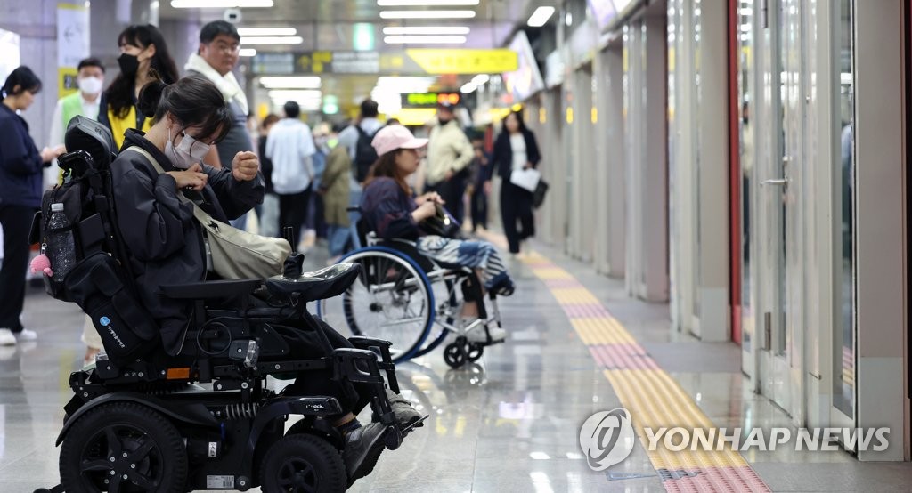 [르포] "장애인도 불편함 없이…" 휠체어로 오른 광주 지하철