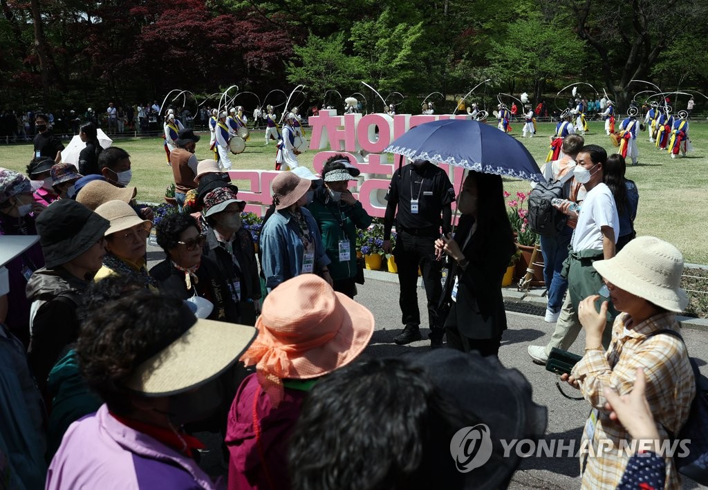 청와대, 4월에만 관람객 18만명…외국인 비중 증가세