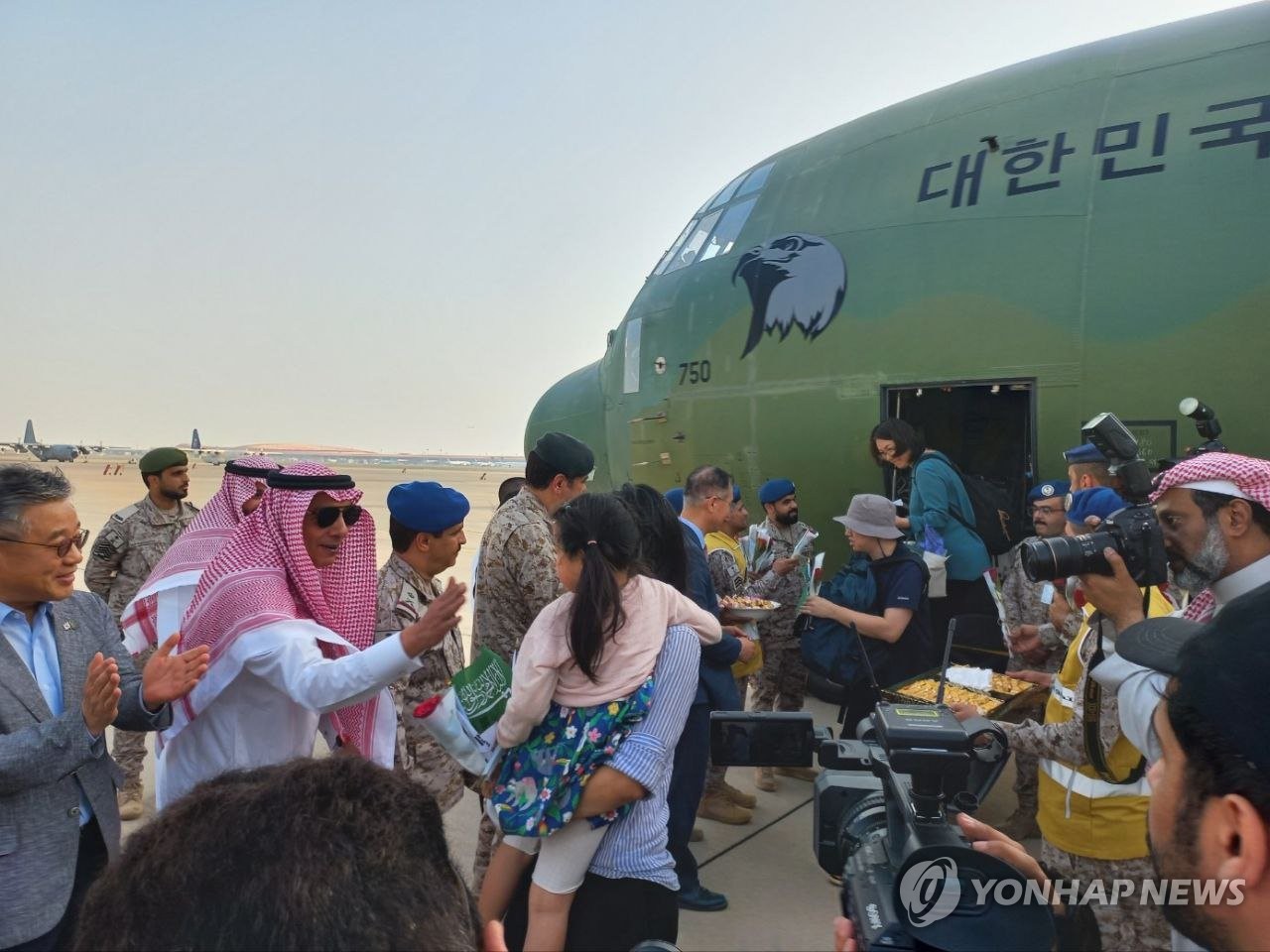 [월드＆포토] "이젠 살았다"…필사 탈출 끝에 사우디 도착한 수단 교민들