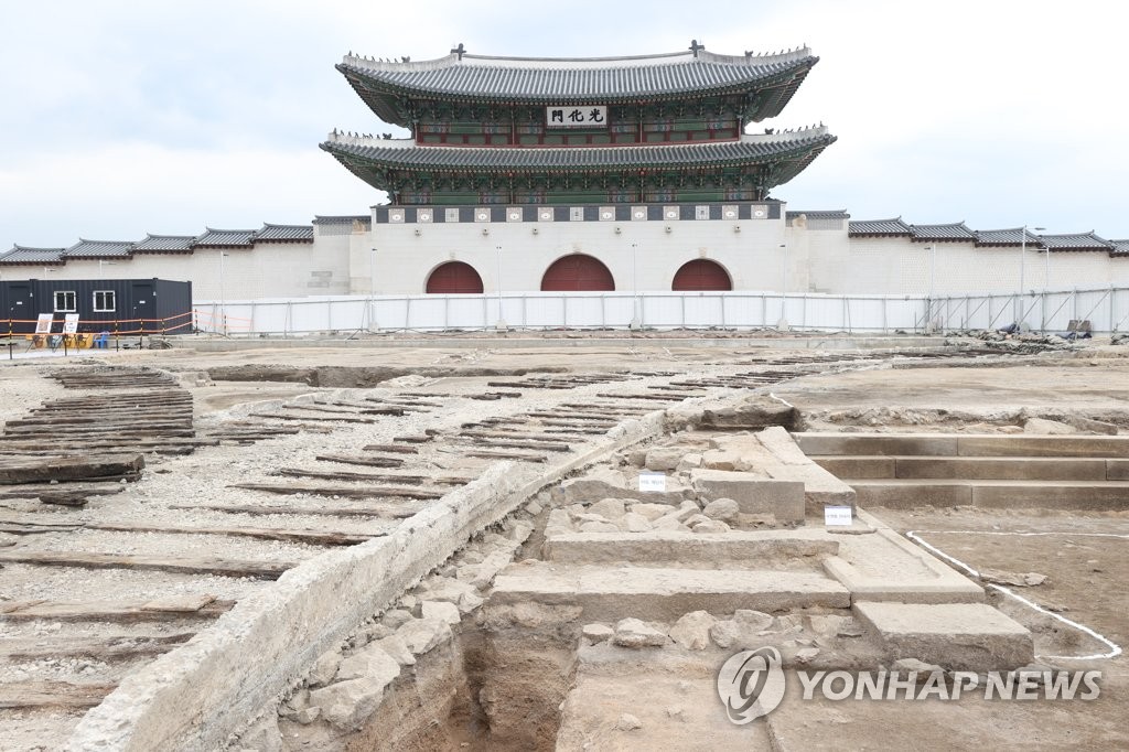 광화문 아래 드러난 100년 전 역사…왕과 백성이 만나던 '월대'