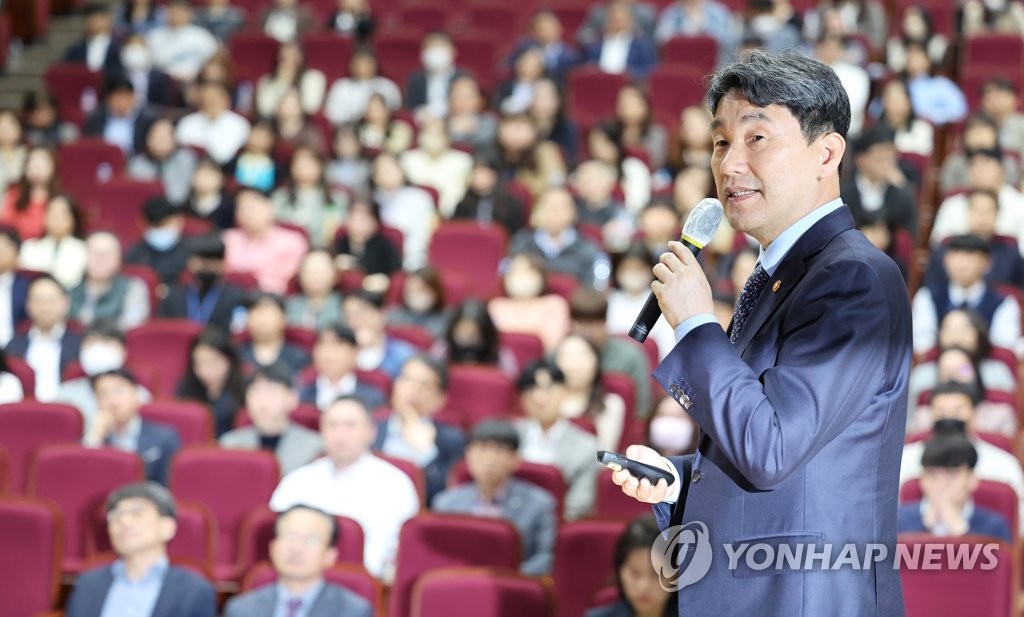 이주호 "교육개혁 3대 정책에 역량 총집중"…직원 대상 워크숍(종합)