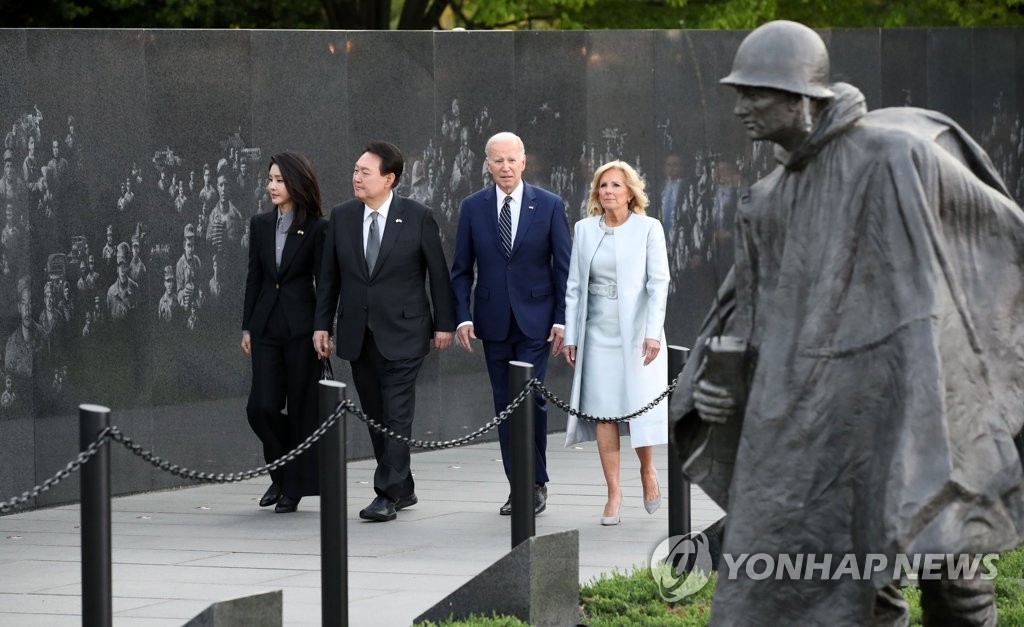 尹-바이든, 한국전 기념비 부부동반 참배…'혈맹' 상징 행보(종합)