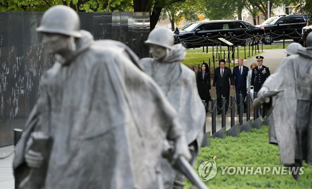 한미정상, 한국전 기념비 참배…尹 "美청년 희생에 마음 숙연"(종합2보)