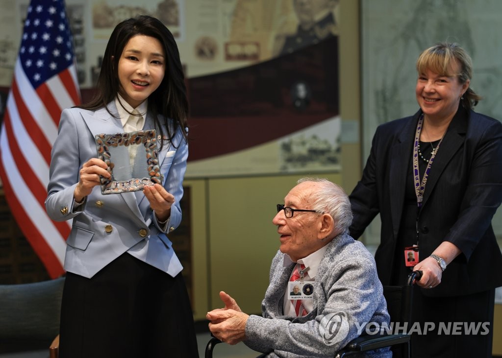 [尹국빈방미] 김건희 여사, 美 보훈요양원 찾아 참전용사에 사의