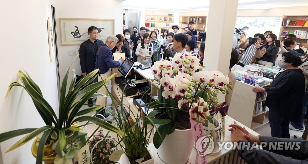 앞치마에 계산까지…'평산책방' 개업, 文 책방지기로 활동 시작(종합)