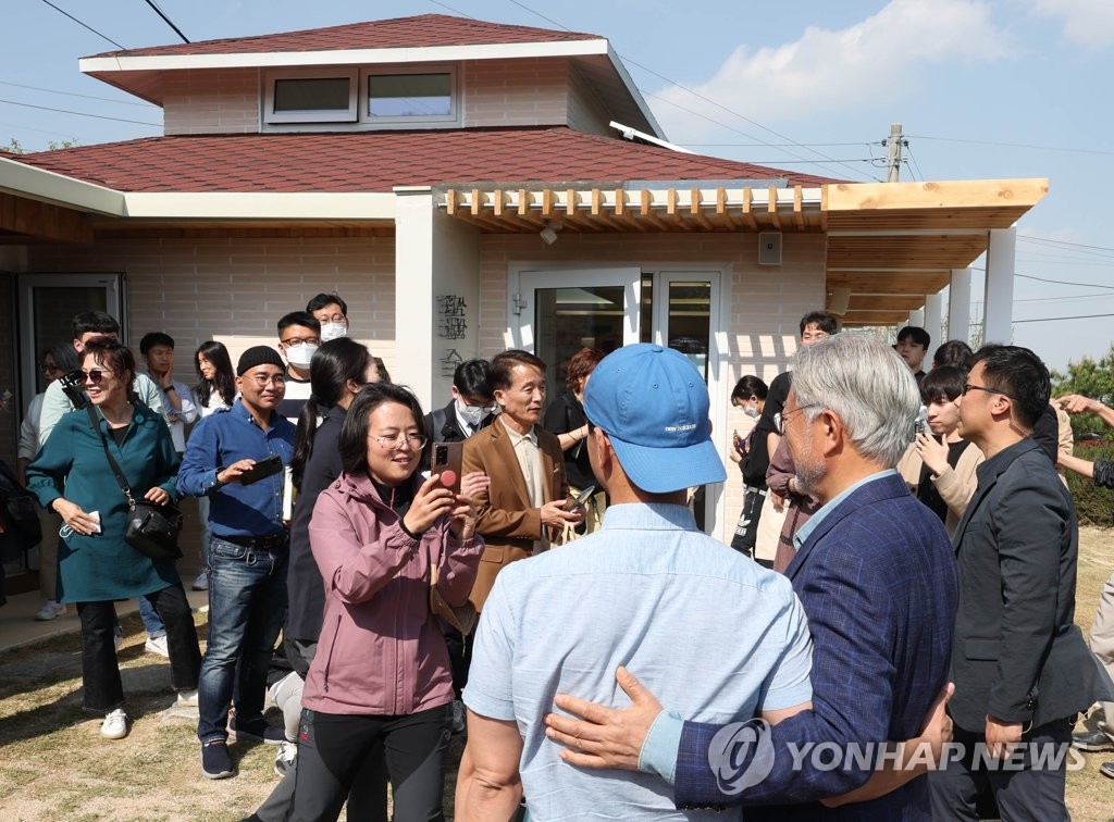 앞치마에 계산까지…'평산책방' 개업, 文 책방지기로 활동 시작(종합)