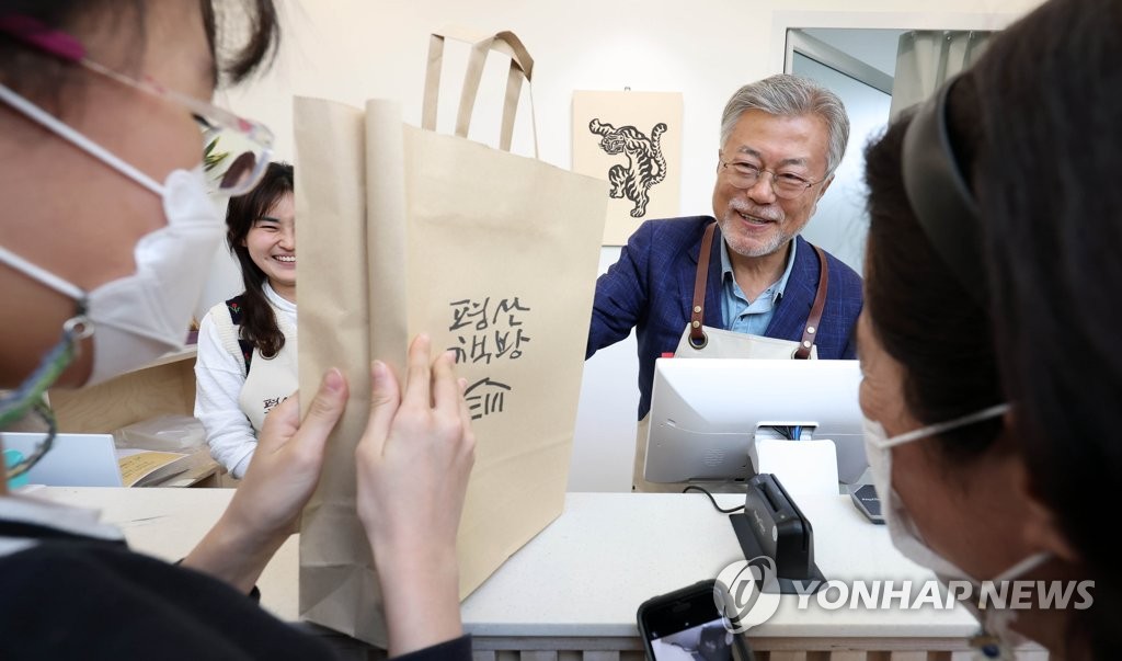 앞치마에 계산까지…'평산책방' 개업, 文 책방지기로 활동 시작(종합)