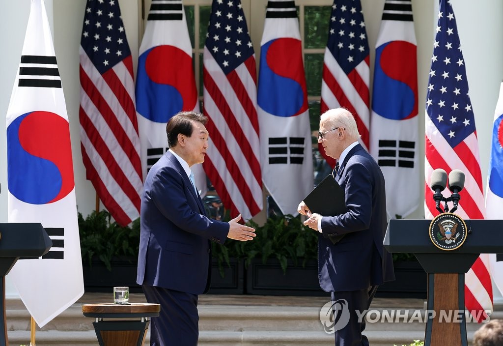 [한미정상회담] "바이든, 대북정책 '외교'에서 '억제'로 전환"