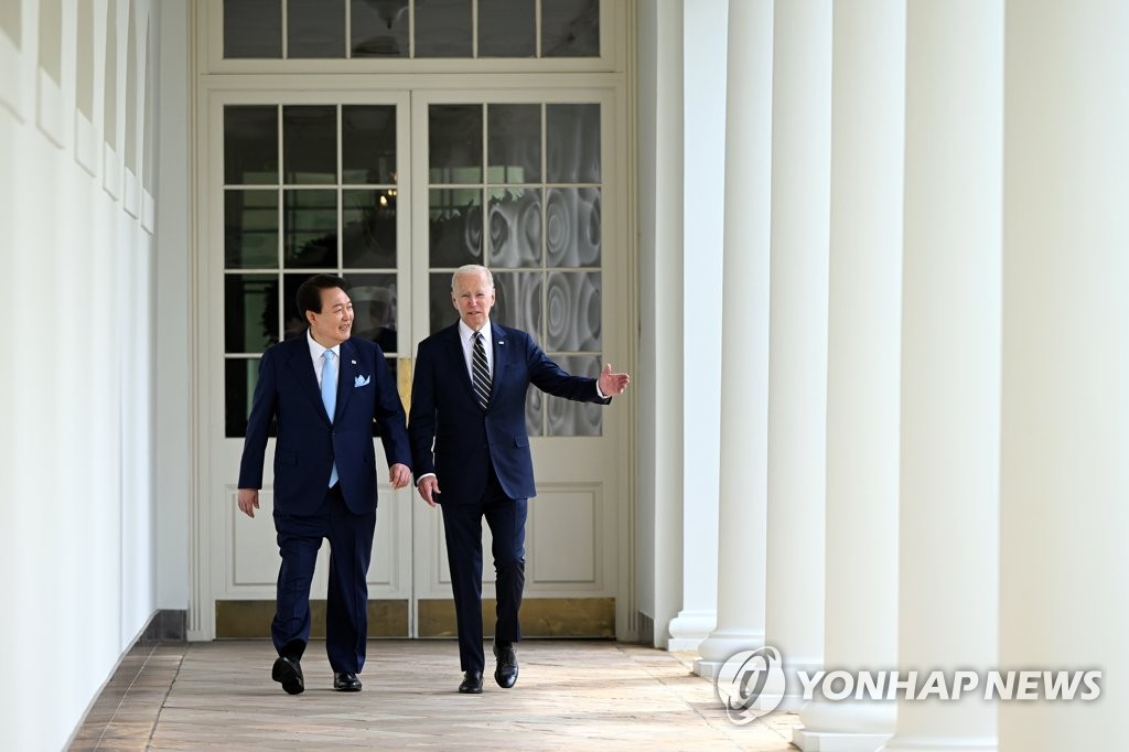 [국빈방미 결산] ③ 5차례 대면한 尹-바이든 '밀착'…손 맞잡고 어깨동무