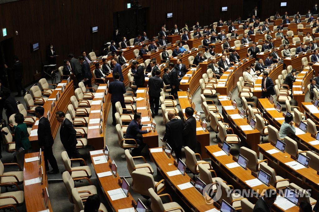 간호법 통과에 더 커진 의료계 갈등…의사·간호조무사 파업예고