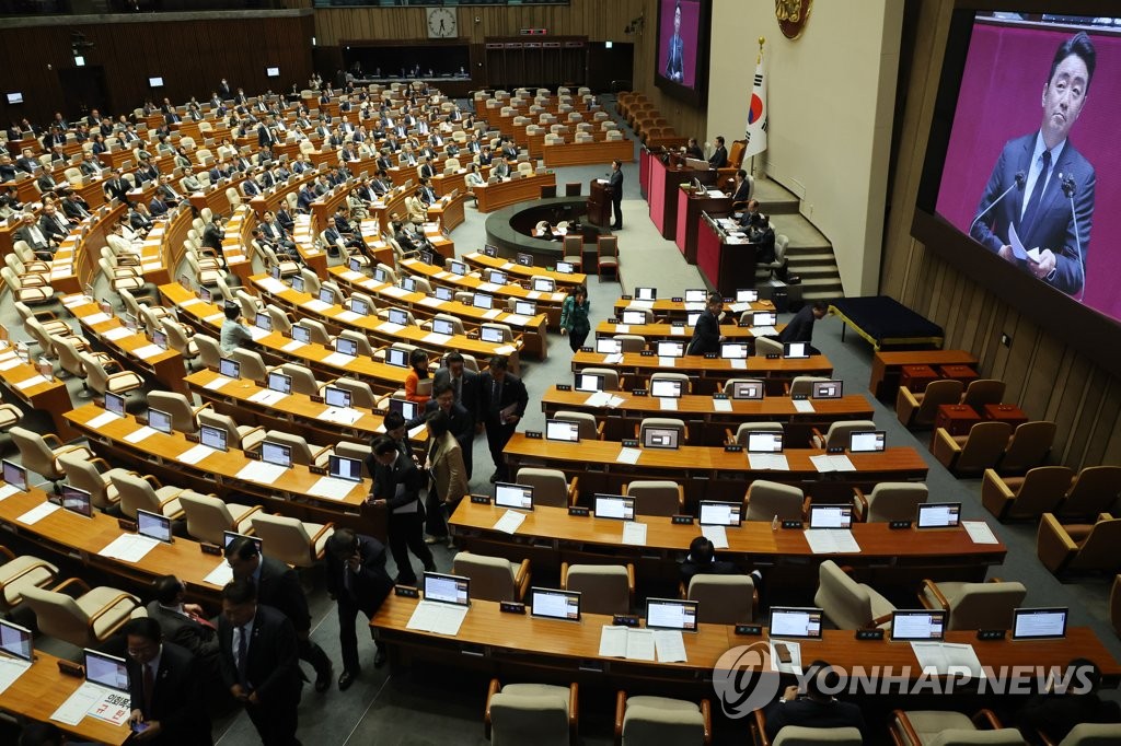 '범죄행위 의사 퇴출' 의료법, 與퇴장 속 野주도 국회 통과