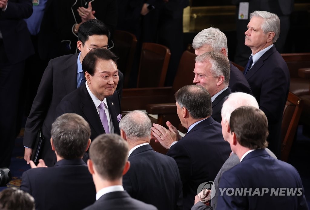 尹 애드리브 섞어 43분 영어연설…美의원 500여명 23회 기립박수(종합)