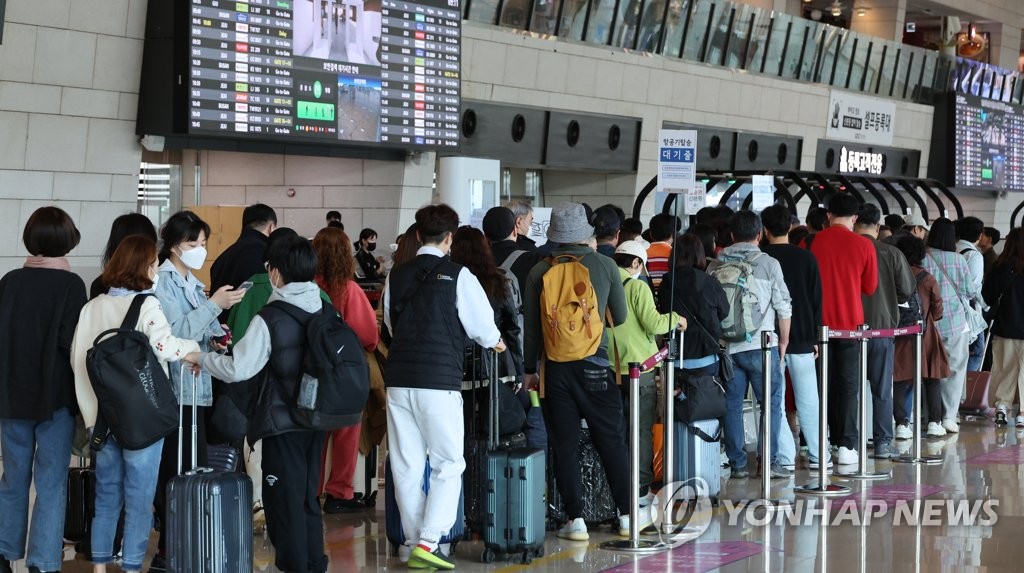 "'황금연휴' 인천 뺀 14개 지역공항 하루 23만명 이용 전망"