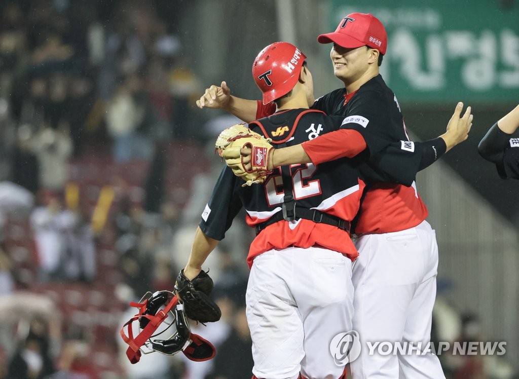 롯데, 키움 꺾고 10년 10개월 만에 7연승…1위와 반 경기 차(종합)