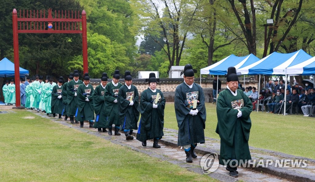 봄비도 못 막은 나들이…황금연휴 첫날 전국 축제장 북적