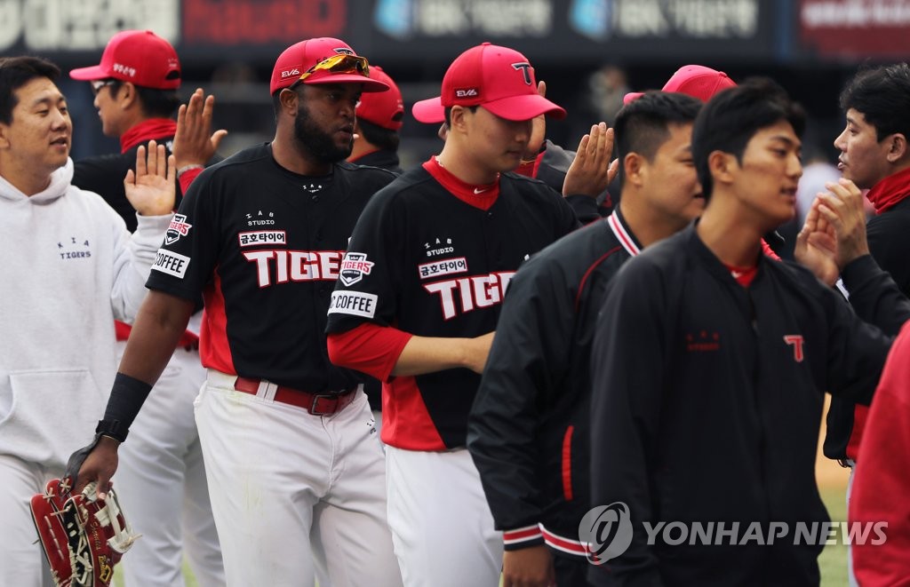 거침없는 롯데, 키움 꺾고 13년 만의 8연승·11년 만의 1위(종합)