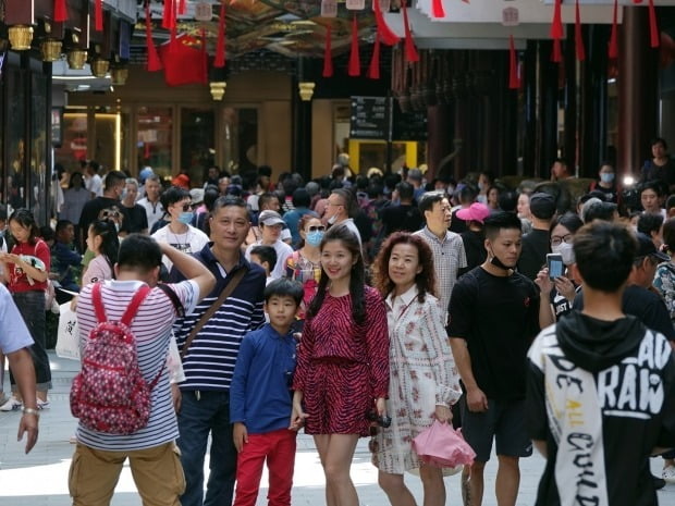 중국 상하이의 중국식 전통 정원인 예원에 사람들이 걷고 있다./사진=연합뉴스