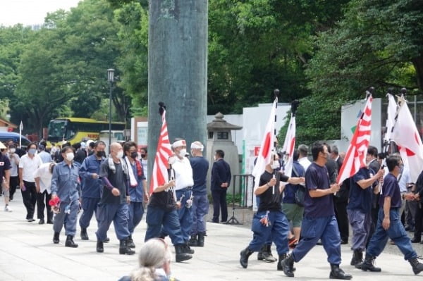 일본 패전일이자 한국 광복절인 15일 오전 도쿄 지요다구의 야스쿠니신사 경내에서 우익들이 전범기인 욱일기와 일장기를 들고 행진하고 있다. /사진=연합뉴스