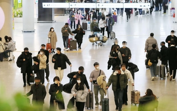 제주공항 대합실을 이동 중인 관광객. /사진=연합뉴스