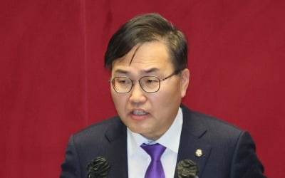 與 홍석준, 외국인 유학생 비전문분야 취업 허용법 발의