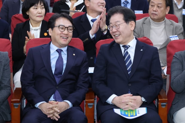 더불어민주당 안민석 의원(왼쪽)이 이재명 대표와 대화하고 있다. 사진=연합뉴스