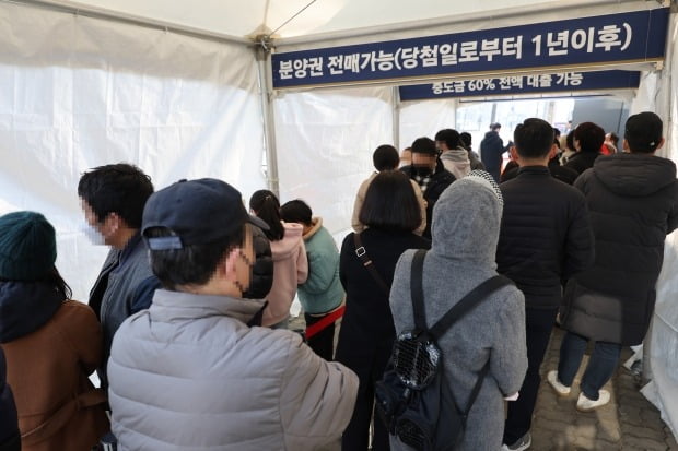 서울 은평구 센트레빌 아스테리움 시그니처 모델하우스에 들어가기 위해 줄을 서 있는 예비 청약자들. 사진=연합뉴스