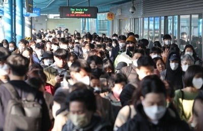 정부, 지하철 혼잡 때 '무정차 통과' 추진했다가…결국 '백지화'