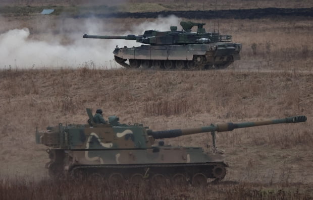 폴란드서 실사격 훈련하는 한국산 K2 전차와 K-9 자주포./사진=연합뉴스
