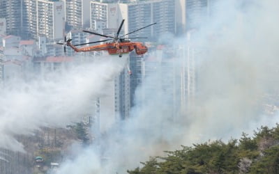 인왕산 밤샘 진화에도 완진은 아직…오늘도 대기 '매우 건조'