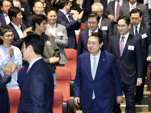 윤석열 대통령이 4일 충남 아산 삼성디스플레이에서 열린 디스플레이 신규투자 협약식에 이재용 삼성전자 회장과 함께 입장하고 있다.  사진=연합뉴스