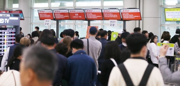 5일 오전 제주국제공항에 기상악화로 항공편들이 줄줄이 결항하자 비행기를 타지 못한 승객들이 항공사 발권카운터에 몰려 혼잡이 빚어지고 있다. 사진=연합뉴스