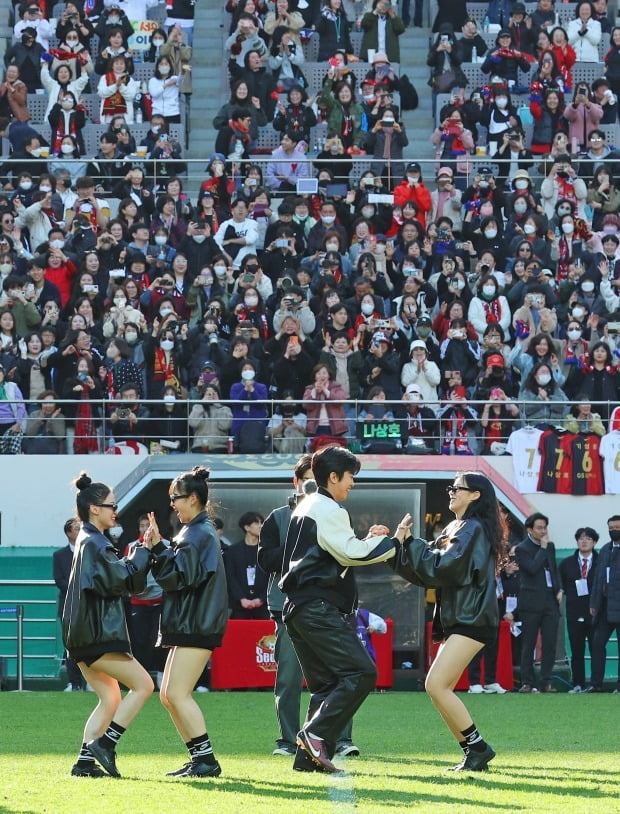 8일 오후 서울월드컵경기장에서 열린 2023 프로축구 K리그1 대구FC와 FC서울의 경기 시축자로 나선 가수 임영웅이 하프타임 때 팬들을 위한 깜짝 공연을 펼치고 있다. 사진=연합뉴스