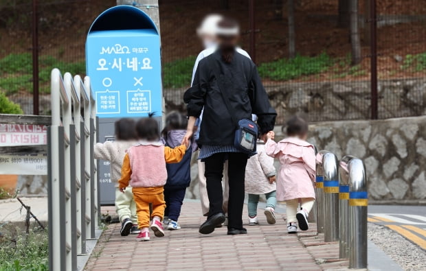 서울 시내의 한 유치원 인근에서 교사와 손을 잡은 어린이들이 산책을 하고 있다. 사진=연합뉴스