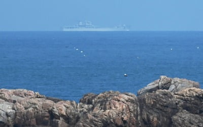中 대만 포위에 등장한 항모…美는 이지스함 출격 '맞불'