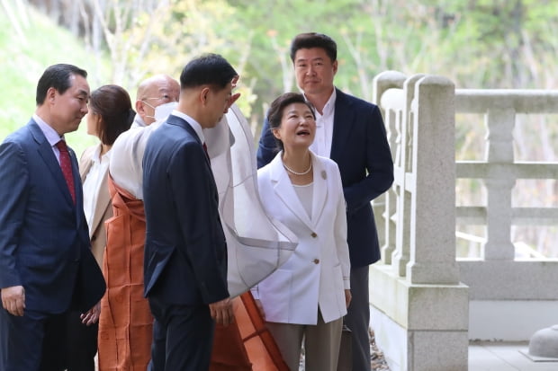 박근혜 전 대통령이 11일 오전 대구 팔공산 동화사를 찾아 경내를 돌아보고 있다. /사진=연합뉴스