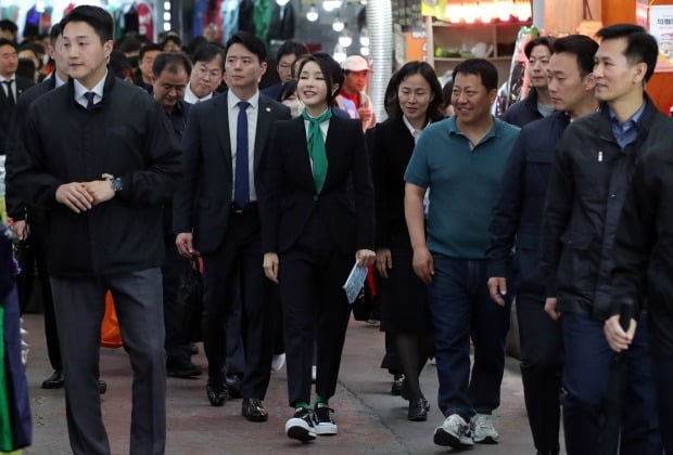 김건희 여사가 14일 대전 중구 태평전통시장을 방문해 이동하고 있다. 사진=연합뉴스