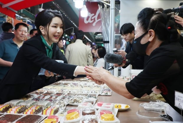 전통시장 상인과 반갑게 인사하는 김건희 여사 (사진=연합뉴스)