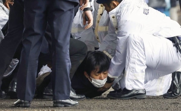 15일 오전 11시30분께 기시다 후미오 일본 총리가 일본 와카야마(和歌山)현에서 현장 시찰을 마치고 연설을 시작하기 직전 폭발음이 발생했다. 사진은 해당 물체를 던진 남성이 체포되는 모습. 사진=연합뉴스