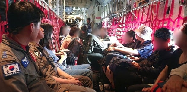 북아프리카 수단에서 군벌 간 무력 충돌 사태로 고립됐던 교민들이 24일(현지시간) 우리 군용기를 타고 사우디아라비아 제다 공항으로 향하고 있다.  
 사진=외교부
