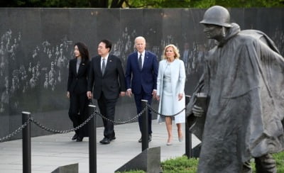 尹-바이든, 워싱턴서 부부동반 대면…한국전 기념비 헌화